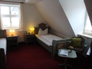 丁克尔斯比尔豪斯阿普尔伯格酒店的一间小卧室,配有床和2个窗户