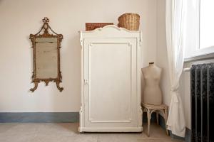 利沃诺Piéce en rose的镜子旁的白色橱柜和椅子