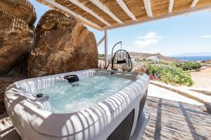 帕瑞加Dioni Villa Mykonos的海景天井上的热水浴池