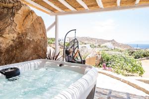 帕瑞加Dioni Villa Mykonos的海景天井上的热水浴池