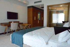 特拉布宗华美达广场酒店及spa中心特拉布宗的一间卧室配有一张床、一张桌子和一张书桌