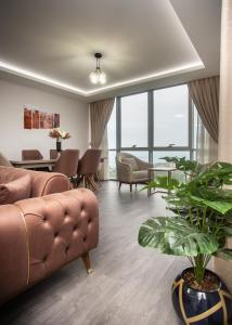 特拉布宗Gazioğlu Residence的客厅配有沙发和桌子