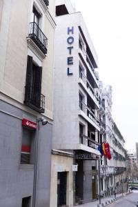 马德里Hotel Serrano的建筑的一侧有酒店标志