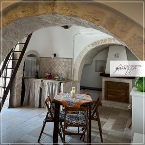 阿尔贝罗贝洛Trullo Eliana的一间厨房,内设桌子和楼梯