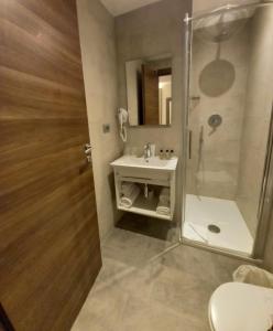 LH Hotel Excel Roma Montemario的一间浴室
