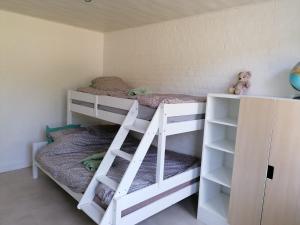 莫尔Rent & Relax的一间卧室配有两张双层床。