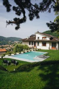 切尔诺比奥Villa ALMANA的一座房子的院子内的游泳池
