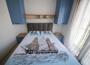 巴尔Luxury Mare apartment的卧室,配有一张带船画的床