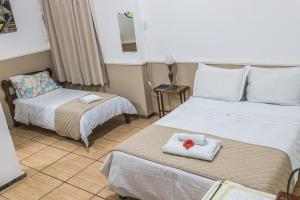圣若昂-德雷普萨达多辛诺斯酒店的酒店客房,设有两张床和镜子