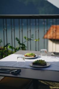 切尔诺比奥Villa ALMANA的一张桌子,上面有两盘食物和眼镜