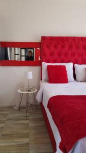 肯普顿帕克The Link on Bonsai的一间卧室配有红色的床和镜子