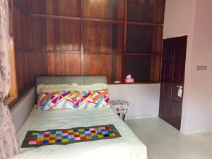 Kuala KerauTeratak Sekayu ( Room Stay )的一间卧室配有一张木墙床