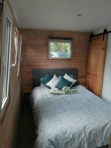 赫尔Le canard: rustig genieten aan het water的一间带床的卧室,位于带窗户的房间内
