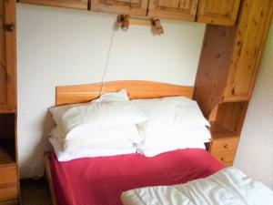 圣让多尔普Appartement Saint-Jean-d'Aulps, 2 pièces, 4 personnes - FR-1-573-84的一张带木制床头板和白色枕头的床