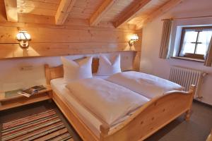 鲁波尔丁贝佳斯特豪斯葡萄园宾馆的小木屋内一间卧室,配有一张床