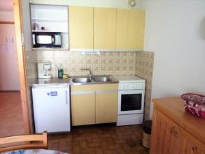 圣让多尔普Appartement Saint-Jean-d'Aulps, 1 pièce, 4 personnes - FR-1-573-86的厨房配有白色冰箱和水槽