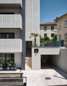 斯普利特Luxury Apartments Villa Mala Split的标有出口标志的建筑物