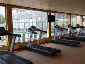艾卜哈Shafa Abha Hotel的窗户健身房里的一排跑步机