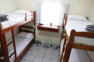 博伊图瓦布提图旅舍的客房设有两张双层床和一扇窗户。