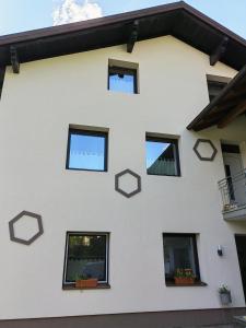 斯皮特安德劳Pension Hexagon的白色的建筑,有窗户和植物