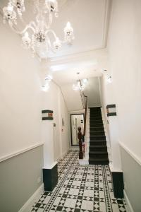 贝尔法斯特CityGo Apartments Queens Wellington的走廊上设有吊灯和楼梯