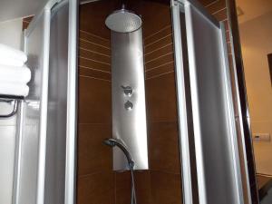 艾普约德加卡布巴尔公寓酒店的浴室内配有淋浴和头顶淋浴