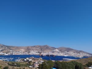 埃尔莫波利斯Syros House with View的享有城市和海港的景致。