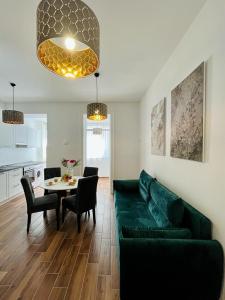 普拉Lux Apartmans的客厅配有绿色沙发和桌子