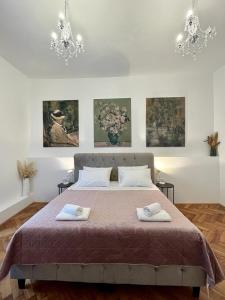 普拉Lux Apartmans的一间卧室配有一张床,上面有两条毛巾