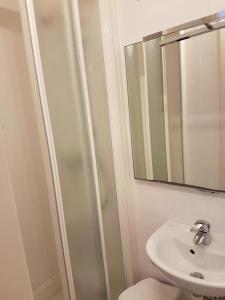 威尼斯埃尔珀缇科宾馆的白色的浴室设有水槽和镜子