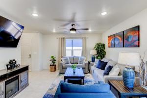 摩押Luxury 2 Bedroom Condos - Moab Elevated的带沙发和电视的客厅