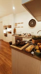 阿威罗Aveiro Rossio Bed & Breakfast的厨房配有炉灶和一碗水果