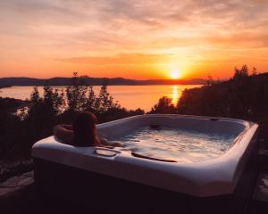 希贝尼克Infinity的坐在浴缸里欣赏日落的女人