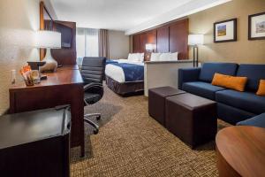 埃尔帕索埃尔帕索机场舒适套房酒店的酒店客房配有一张床、一张沙发和一张书桌。