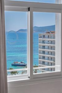 伊维萨镇Suncoast Ibiza Hotel - Adults Only -的享有大海和建筑景致的窗户。