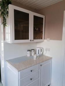 PrestonpansBeautiful three bedroom seaside retreat的厨房配有白色橱柜和台面