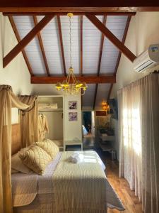 格拉玛多薰衣草旅馆的一间卧室配有一张床和一个吊灯