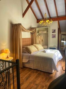 格拉玛多薰衣草旅馆的一间卧室配有一张带天蓬的床