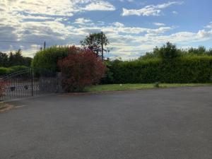 尼纳Dolla的一个空的停车场,有围栏和灌木