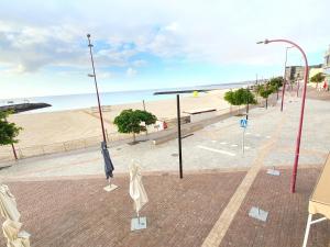 罗萨里奥港Vista Mar的一条空的街道,有海滩和街道灯