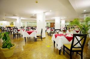 沙姆沙伊赫纳马猎鹰星级酒店的餐厅设有红色和白色的桌椅