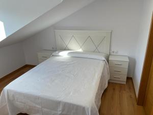 奥伦塞Atico Plus A Valenzá的卧室配有白色的床铺和白色的毯子
