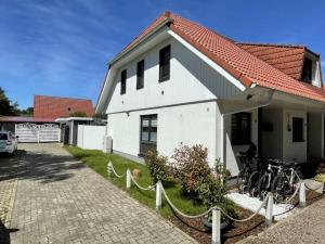 Neu PastitzFerienhaus Schwan的一座白色的房子,外面有自行车停放