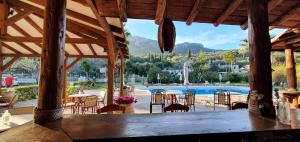 帕莱欧卡斯提撒费沃斯酒店的餐厅设有桌椅,享有游泳池的景色