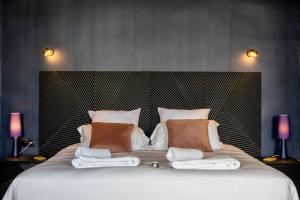 Casa Mila & SPA- Chambres d'Hôtes raffinées vue Loire et piscine客房内的一张或多张床位