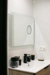 弗朗斯地区特朗布莱Atelier chaleureux - CDG的浴室的柜台配有镜子和水槽