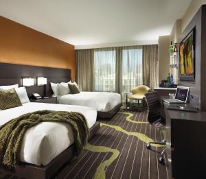 圣地亚哥圣地亚哥硬石酒店的酒店客房配有两张床和一张书桌