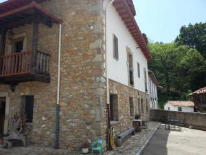 奥维多el calero的一座石头建筑,旁边设有阳台