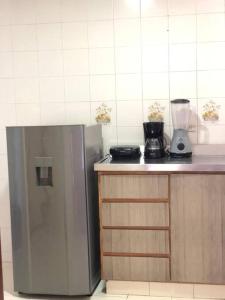里奥阿查Sweet Home RIOHACHA的厨房配有不锈钢冰箱和搅拌机