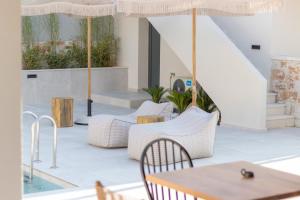 斯卡拉伯塔麦斯Rastoni - Relax & Retreat的庭院配有桌椅和遮阳伞。